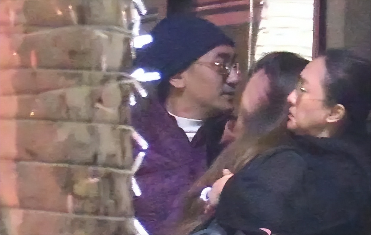 周迅新恋情疑曝光仅1天，男方被扒底朝天，暴露一个小圈子的恶俗