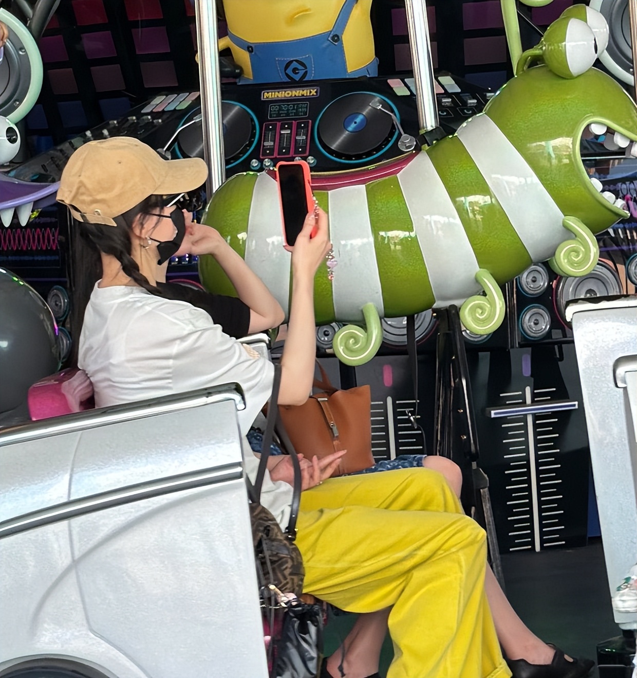 唐嫣和老公女儿一起现身新加坡游玩，她打扮好年轻，少女感满满