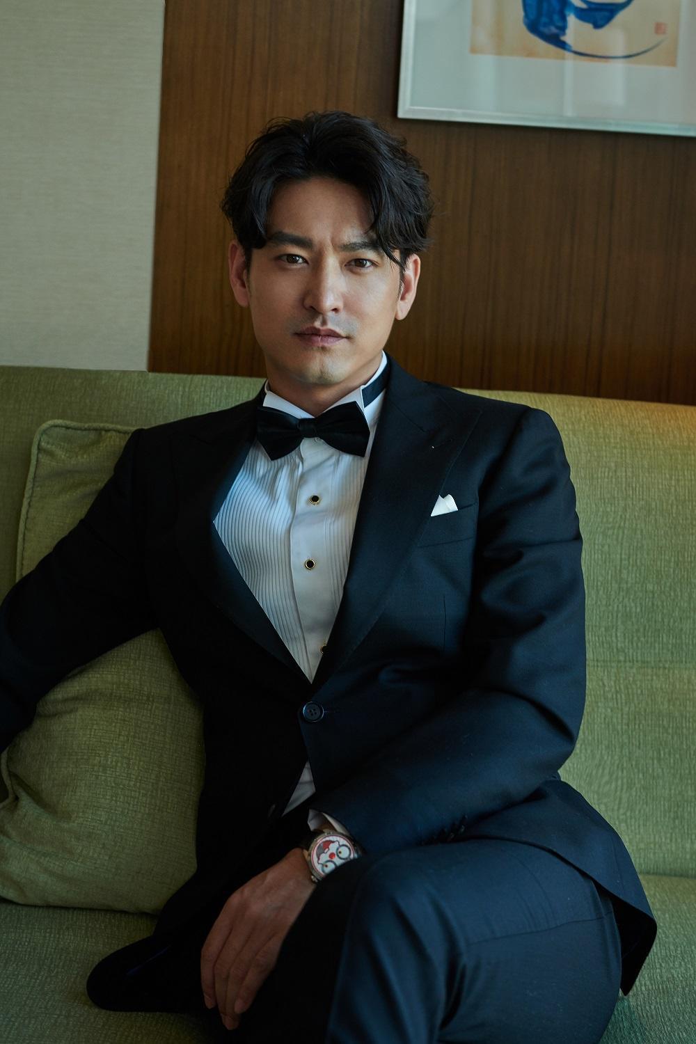 长得帅气耐看，演了107部戏也没红，如今46岁搭档江疏影红了