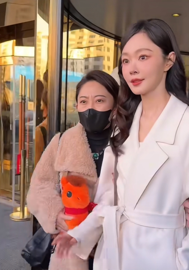 宋轶百花迎春晚会下班,系带白大衣配波浪卷发,优雅又甜美