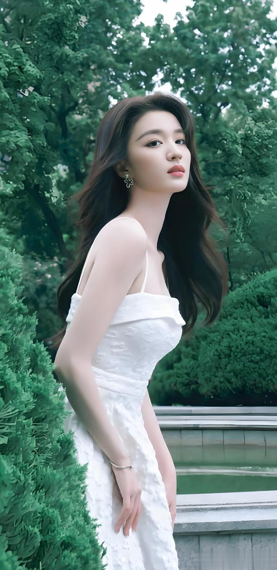 王楚然春晚造型太美了，穿红裙明艳大气，状态好的像18岁!