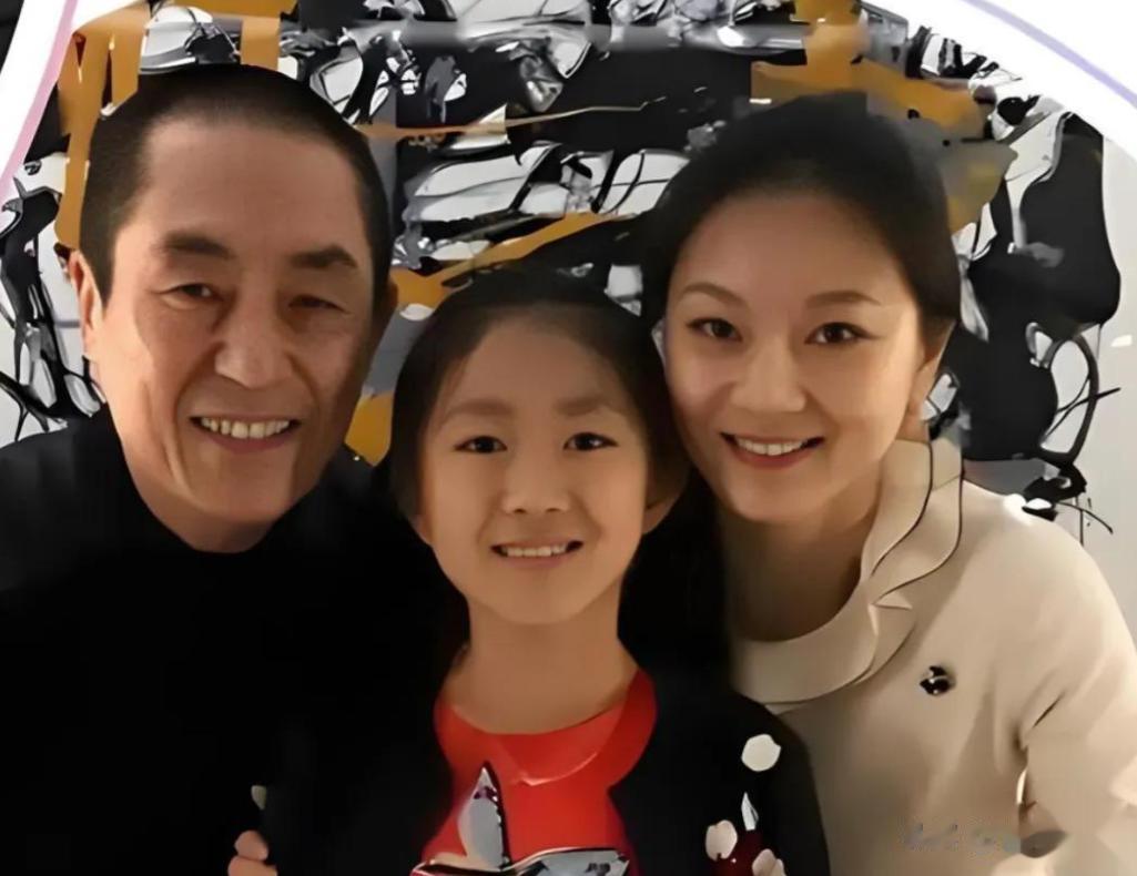 张艺谋44岁老婆陈婷现身!穿黑皮衣身材苗条像贵妇,年轻的像34岁