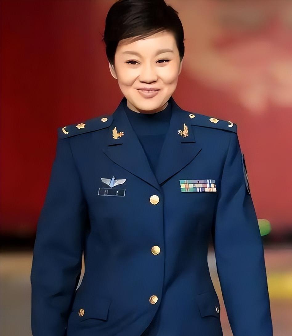 离婚22年至今单身的闫妮，不是放不下前夫，而是放不下这两位