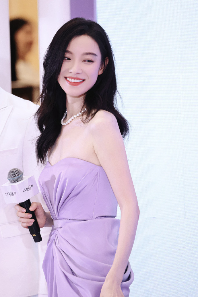 倪妮签名时的一句话，暴露了她的真实人品！