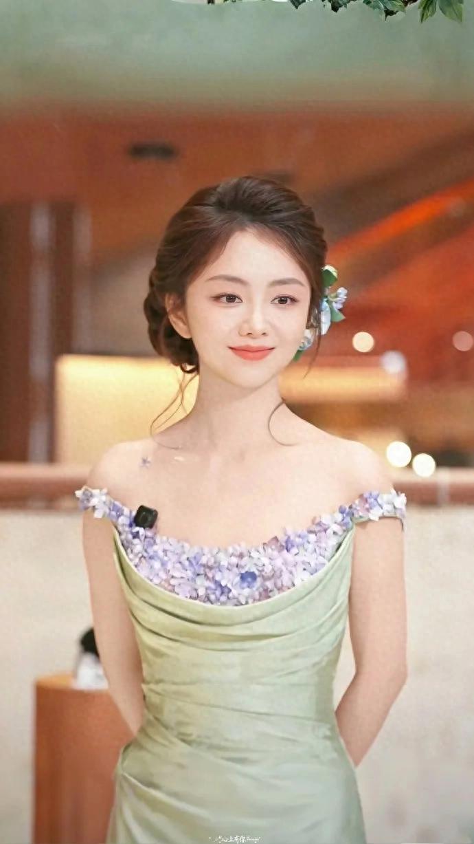 把春天穿在身上！谭松韵绿裙造型温婉动人，演绎极致春日风情