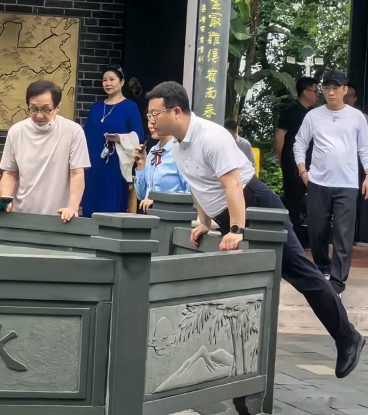 成龙带房祖名惠州游玩！父子树下相拥感情好，当地大人物亲自陪同