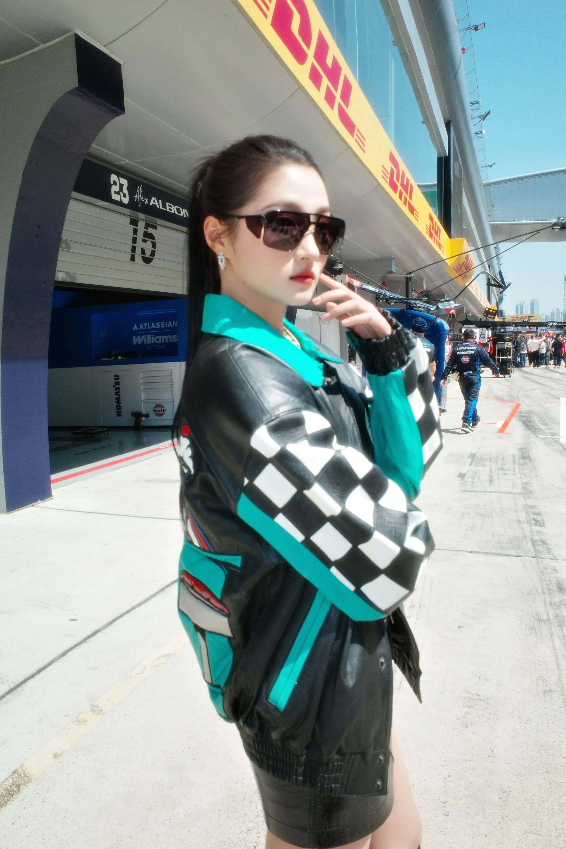 关晓彤，在引擎轰鸣中感受速度与激情，体验肾上腺素飙升的快乐！