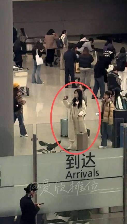 蒋欣机场被偶遇，素颜大脸盘头发杂乱