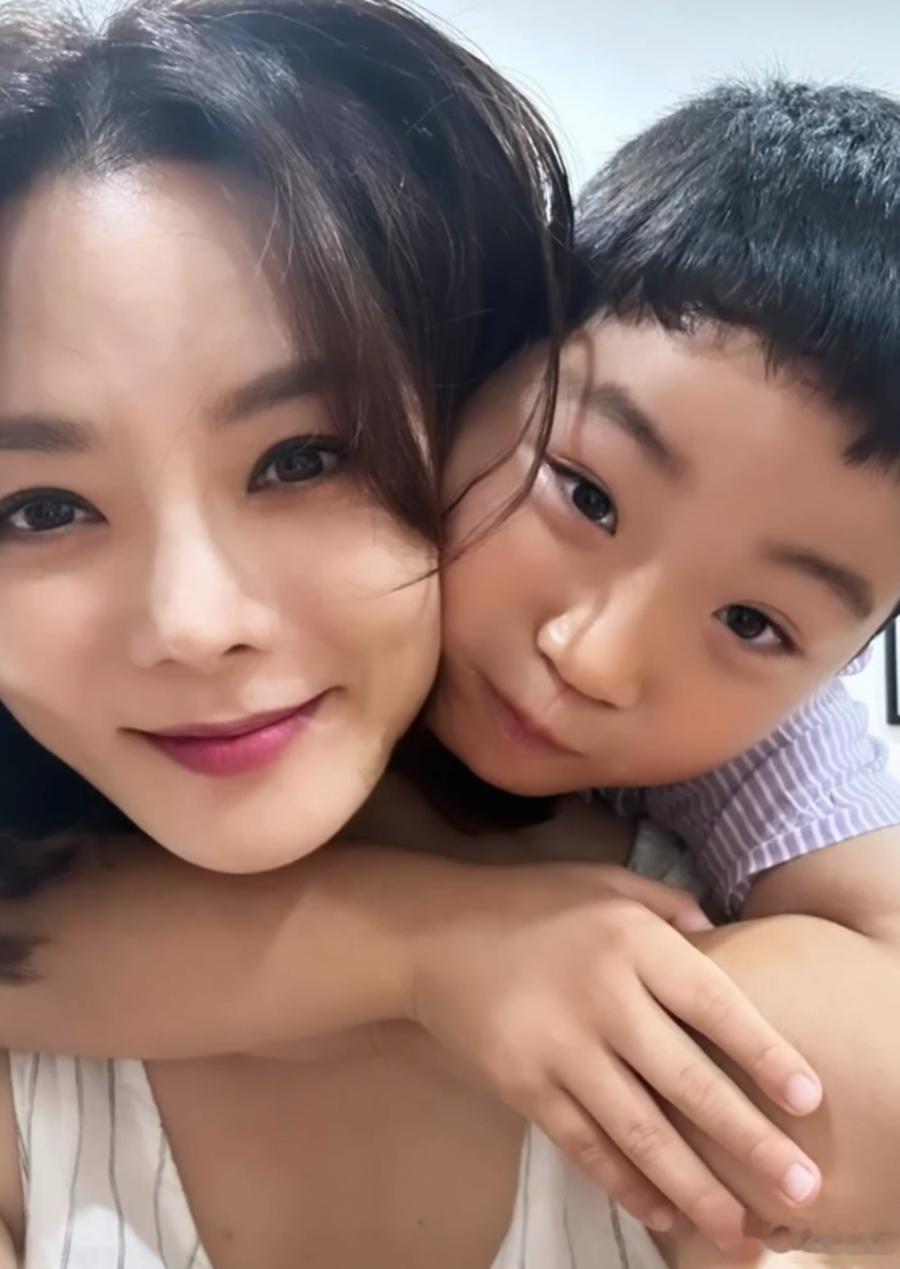 蔡琳再买豪宅！嫌海景房小、新家客厅大到能踢球，中国带货仅一年