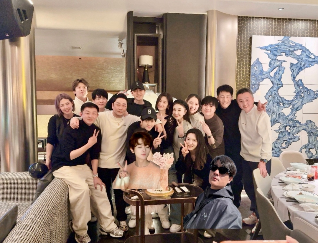 付辛博庆生颖儿同框，两口子脸小又显年轻，大合照刘端端也“在”