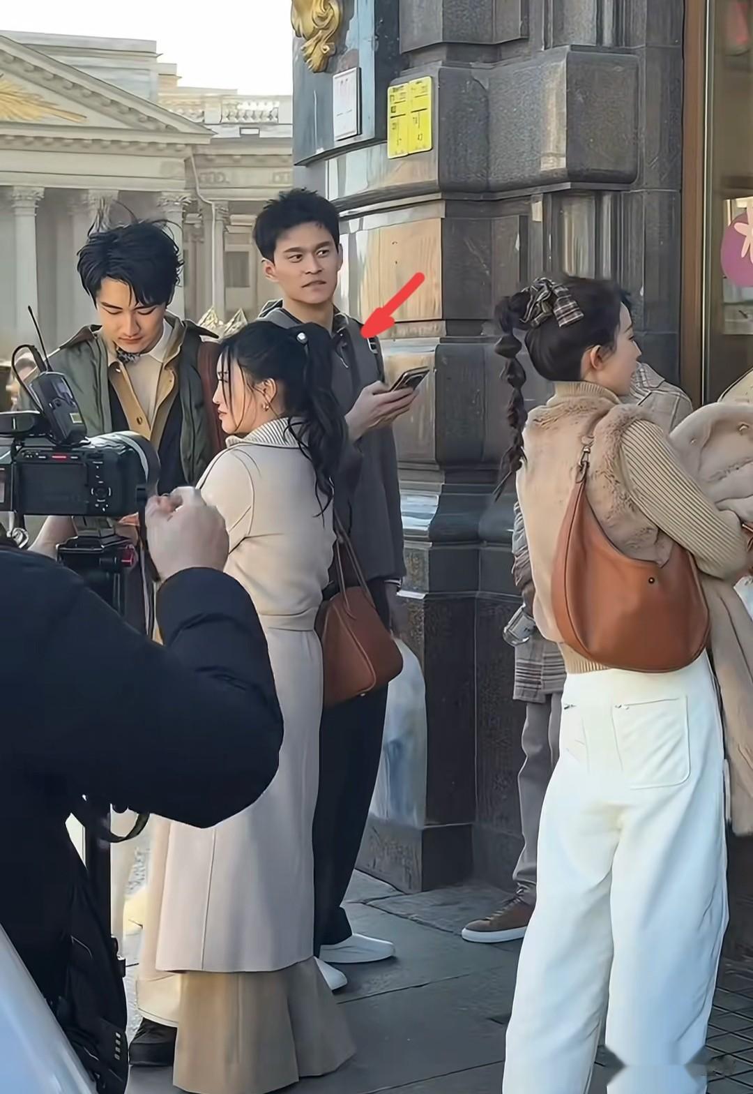 《妻旅2026》路透：男星都低头玩手机，女星聊八卦，唯她格格不入