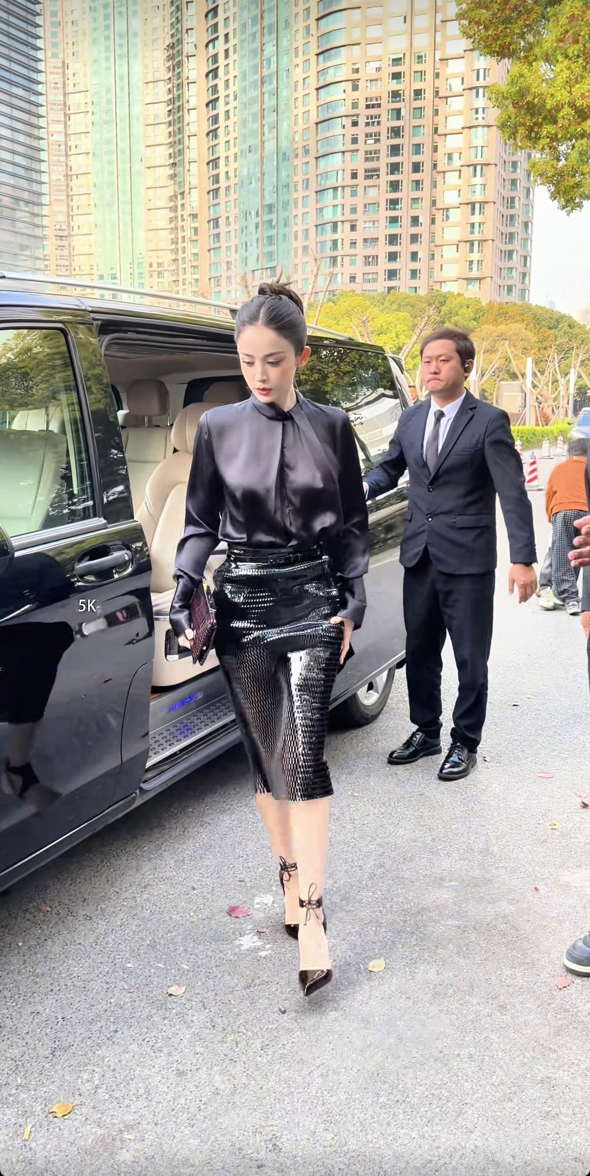 花期是真长！娜扎线下活动，全黑造型丸子头，又酷又飒侧脸也好看
