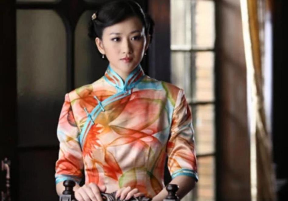 她把弟弟带入演艺圈，自己却转行当制片人，如今弟弟已红透半边天