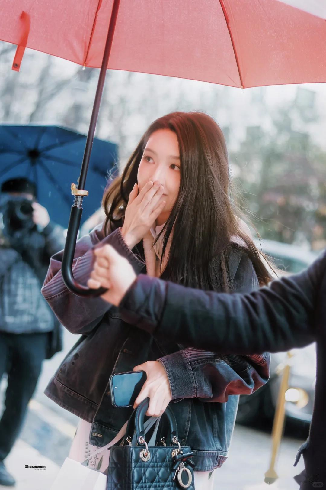 王玉雯被曝分手后现身巴黎!素颜满脸疲惫,母亲跟在身后默默陪伴