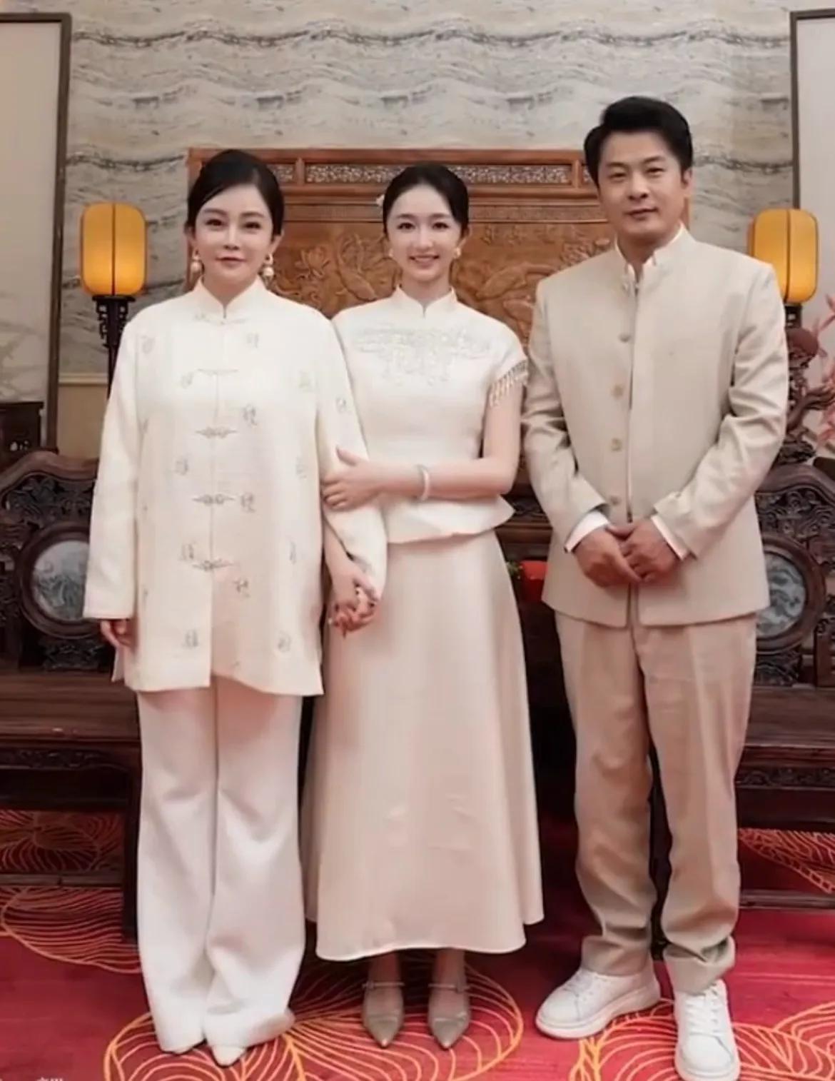 知名网红辛巴喜收新徒！徐婕拜师仪式感十足，辛巴赠爱徒三字箴言