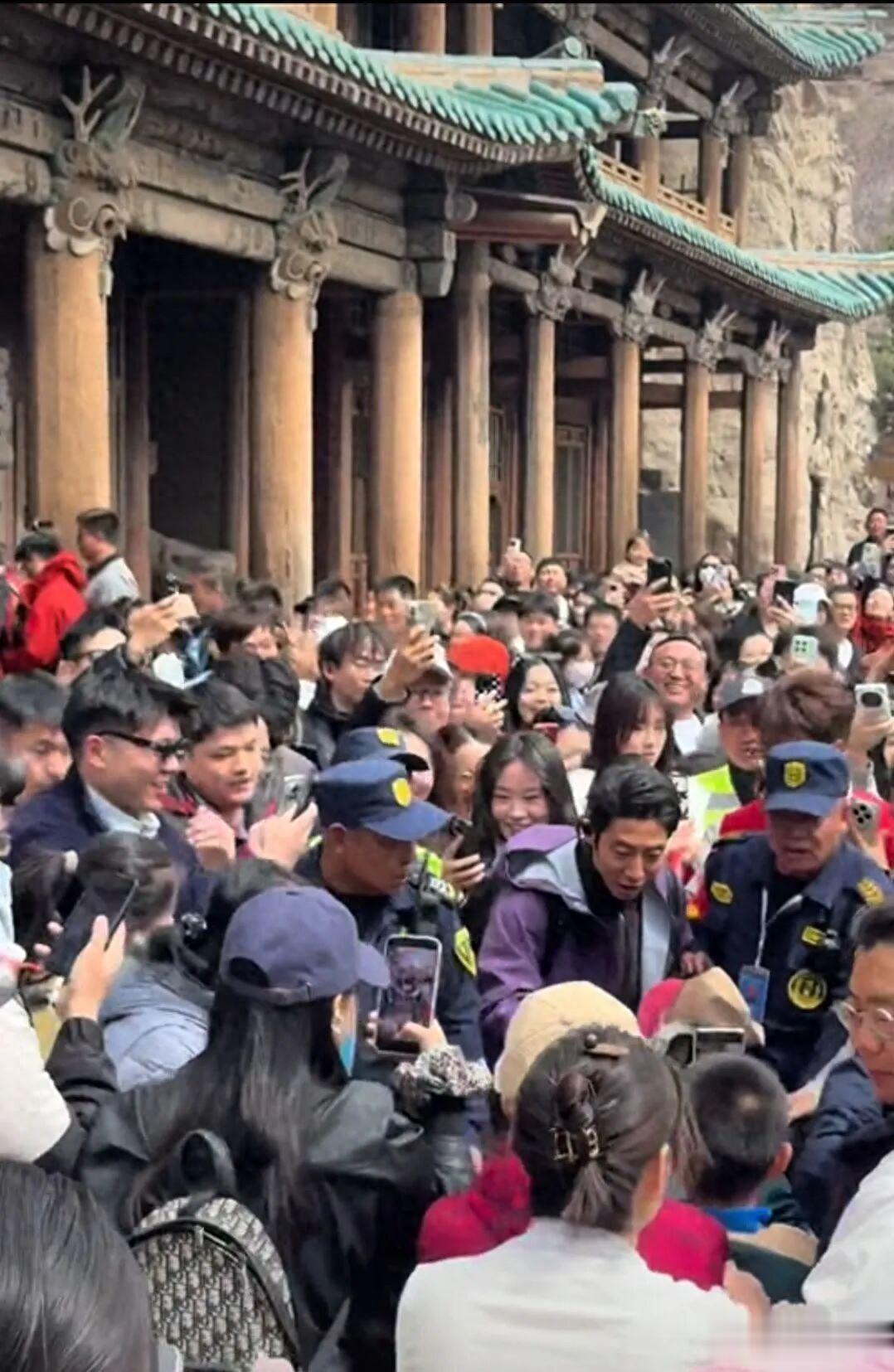 撒贝宁一家大同旅游！老婆戴素圈婚戒抢镜，龙凤胎肤白个高不随爸