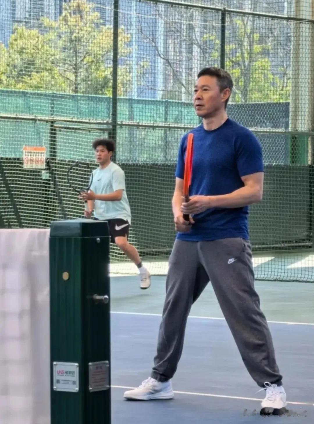 70岁张丰毅和52岁段奕宏同框，肌肉线条宛如小伙！这状态绝了