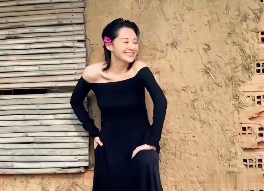 57岁许晴穿拖鞋在草地疯跑，身形像少女，这状态哪像年近六十？