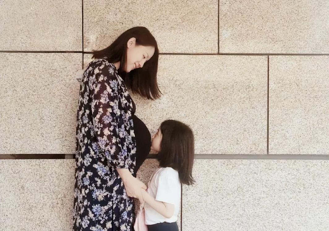 拒绝30亿豪门，怀孕六个月春晚惊艳全场：张梓琳的人生不是豪门