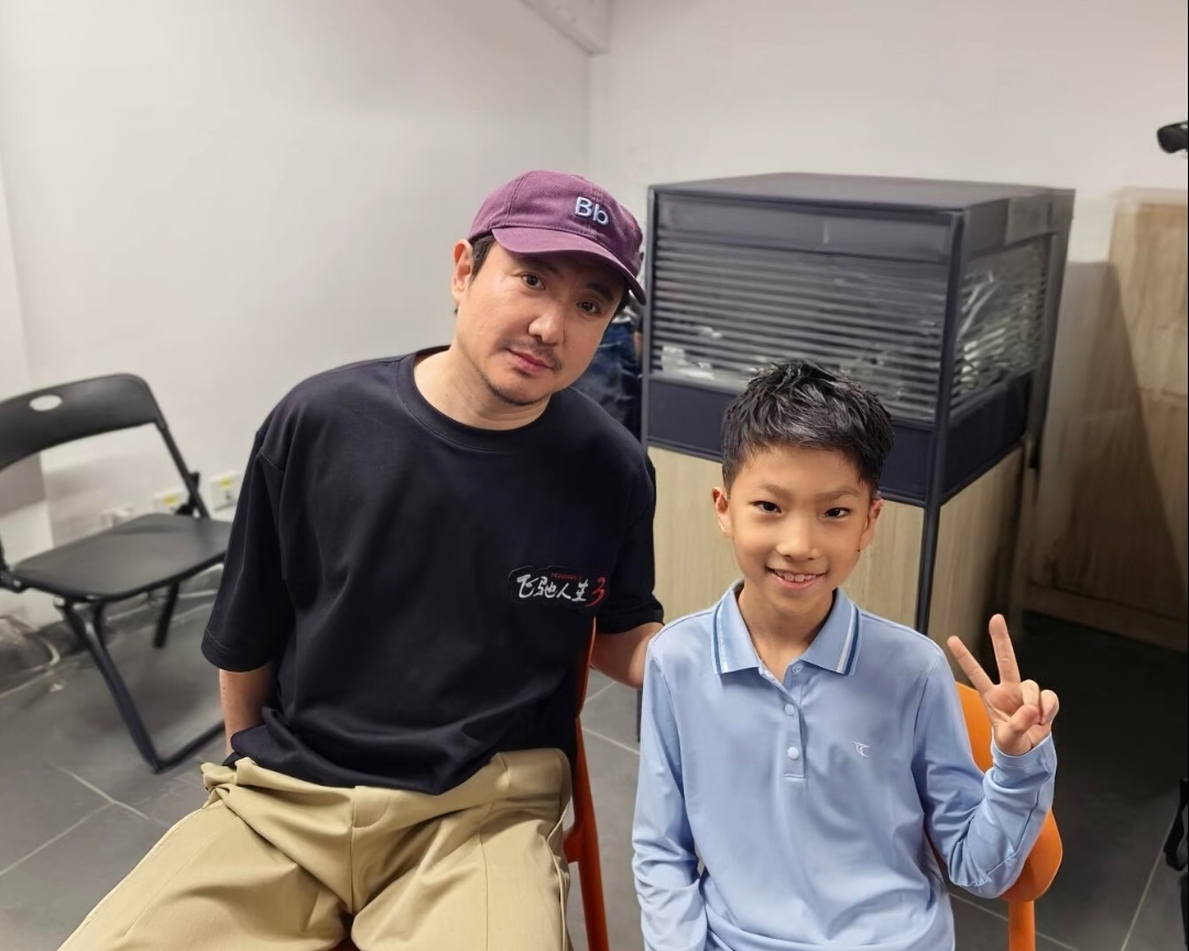 金巧巧一家三亚过年，富豪老公于东罕露脸 带俩孩子追星互动很恩爱