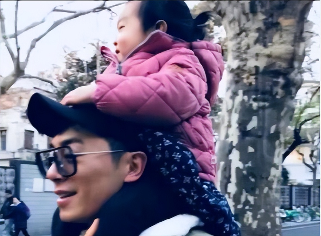 朱亚文没想到，被传离婚一年后，沈佳妮凭一举动给自己狠狠长脸