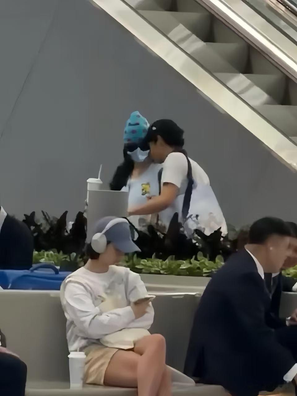张柏芝接机大儿子，Lucas背影超像谢霆锋，暖心帮妈妈背包被怒赞