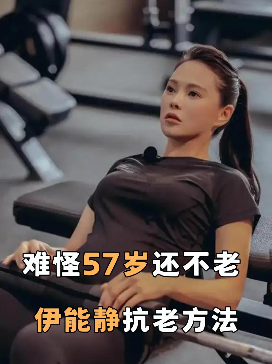 57岁伊能静在沈阳逛街,大衣吊牌没剪,网友:真人比春晚上老20岁