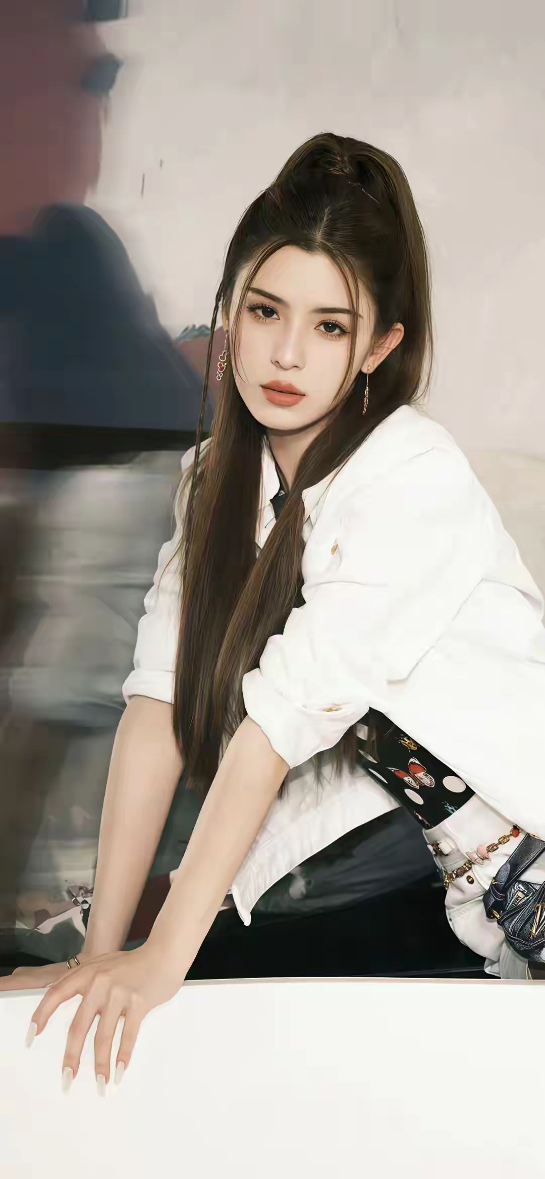 哈妮克孜 白短裤黑靴，甜酷随行