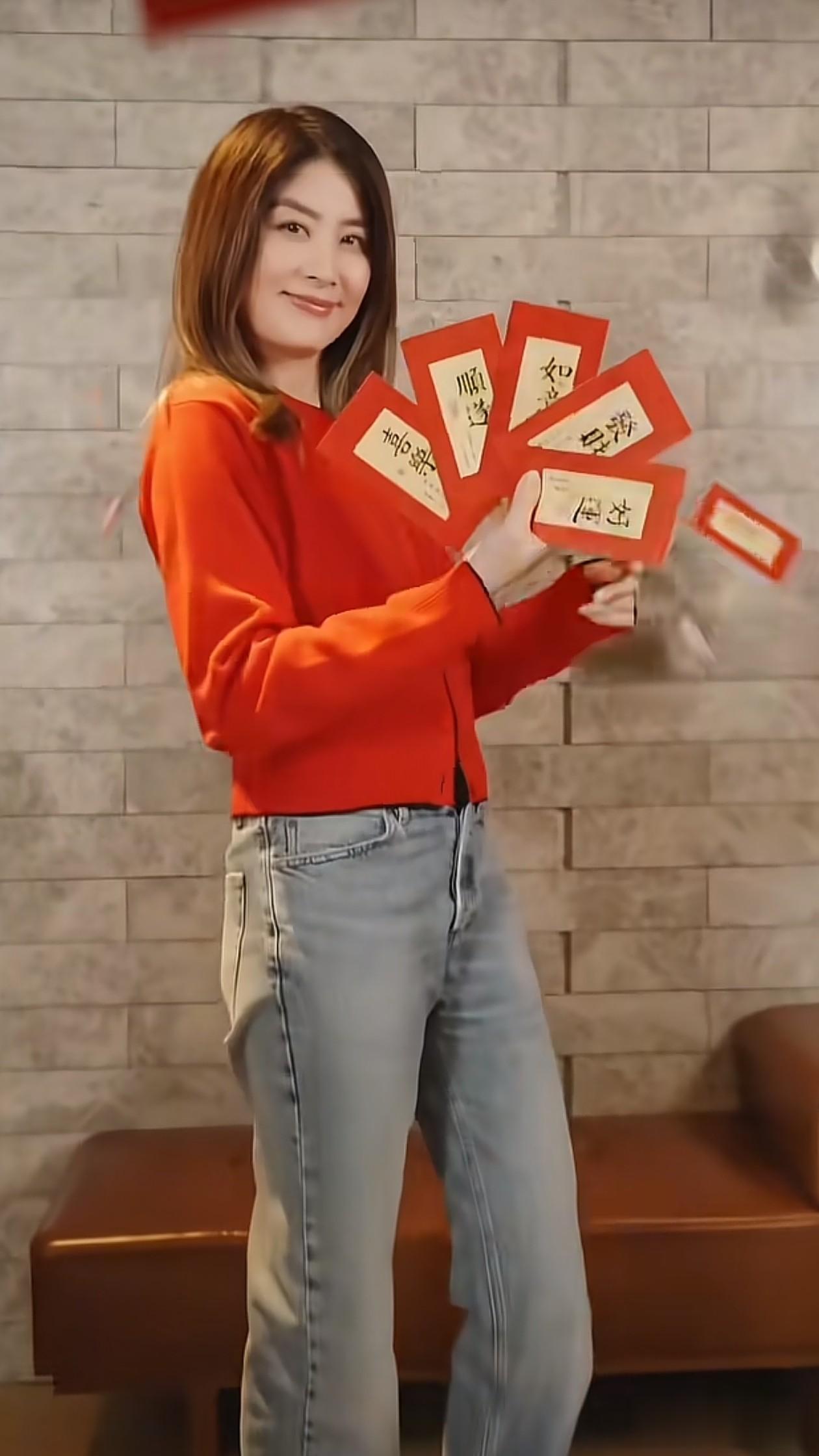 53岁陈慧琳新年穿搭：红外套+牛仔裤，喜庆又时尚，状态好得像33