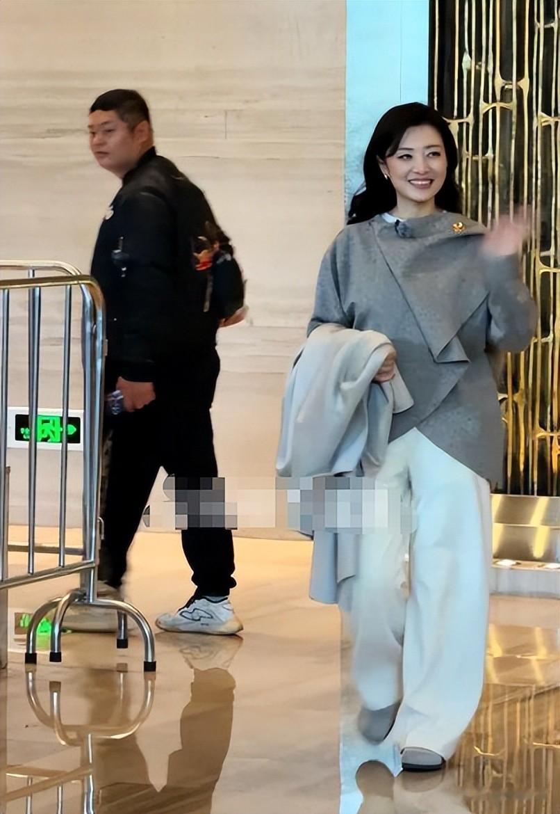 《桃花坞》新路透：方媛腿短个矮，周涛嫩成少女，贺峻霖一身高奢