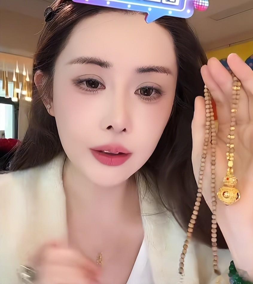 韦雪亮相宾阳炮龙节,怼脸时被她真实长相吓到,富二代就这审美?