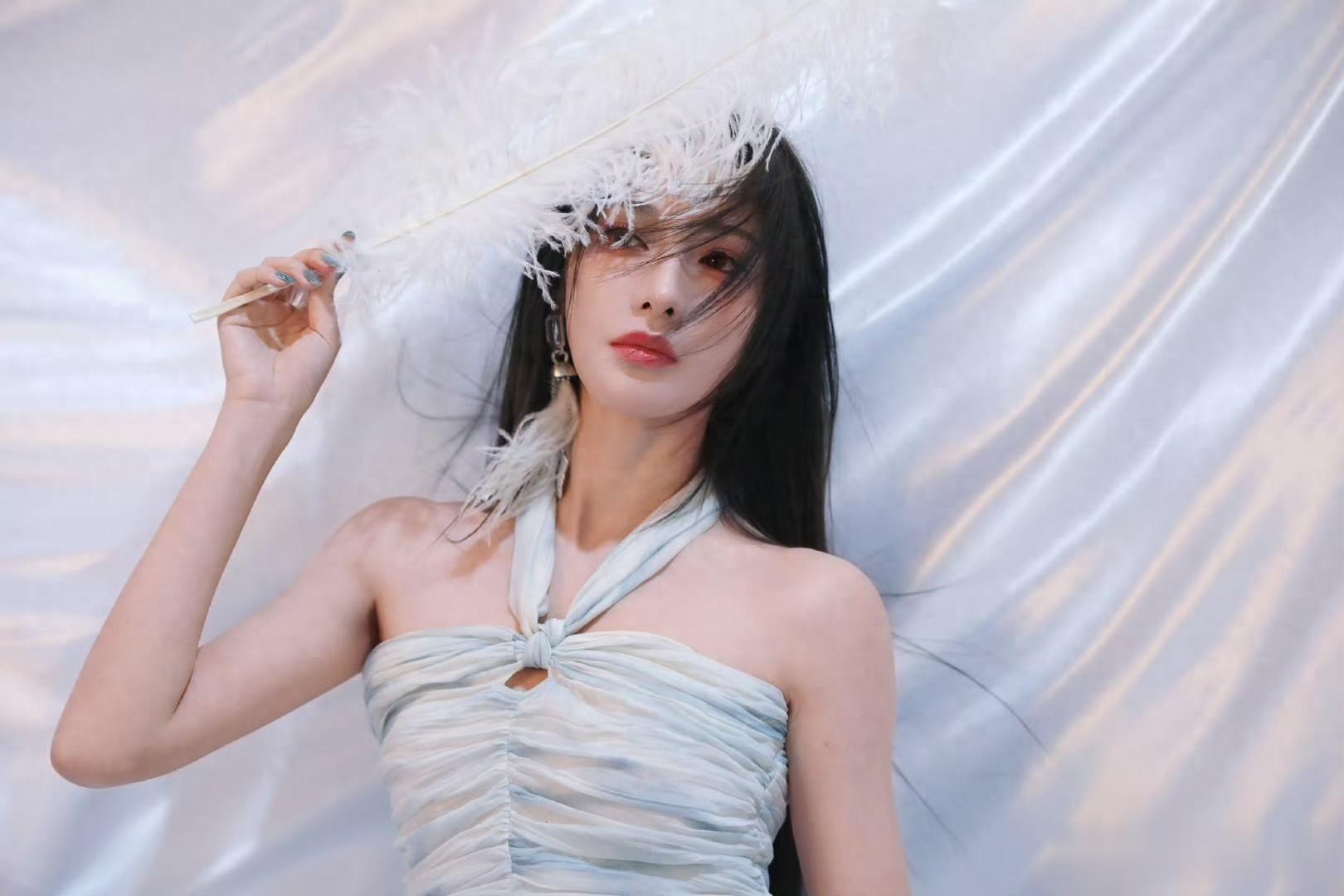 彭小苒，眼波里裹着故事感