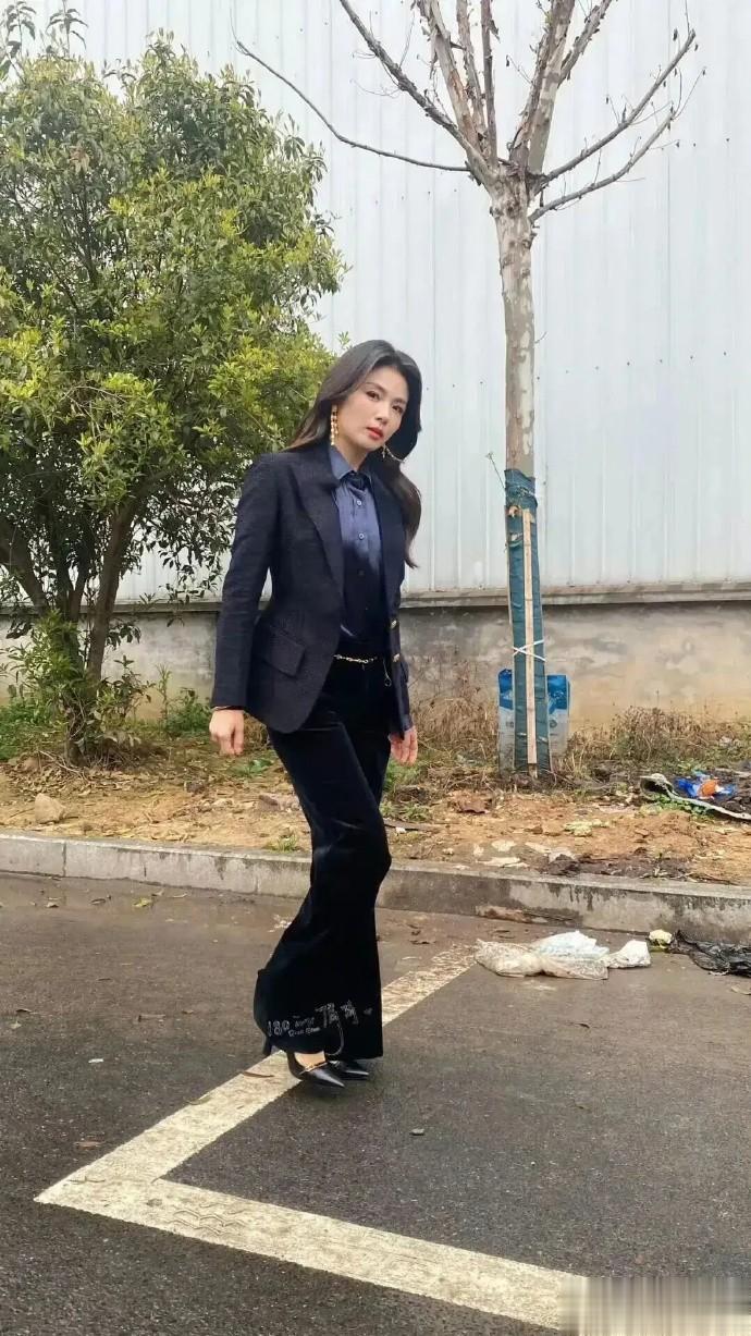街边偶遇46岁刘涛!原来这就是女明星真实素颜状态