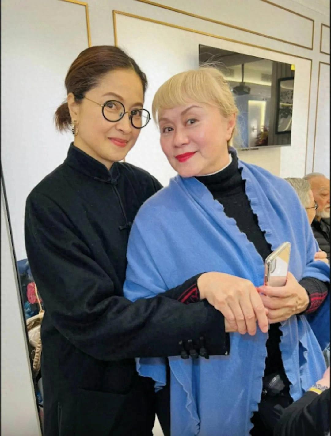 71岁前女星街头意外摔倒受伤流血,叹年纪大身体变弱,网友留言关心