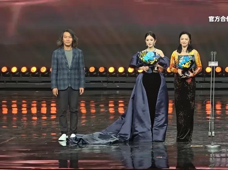 杨幂扮嫩翻车，网友：心疼自己，要看一个40岁的人扮嫩
