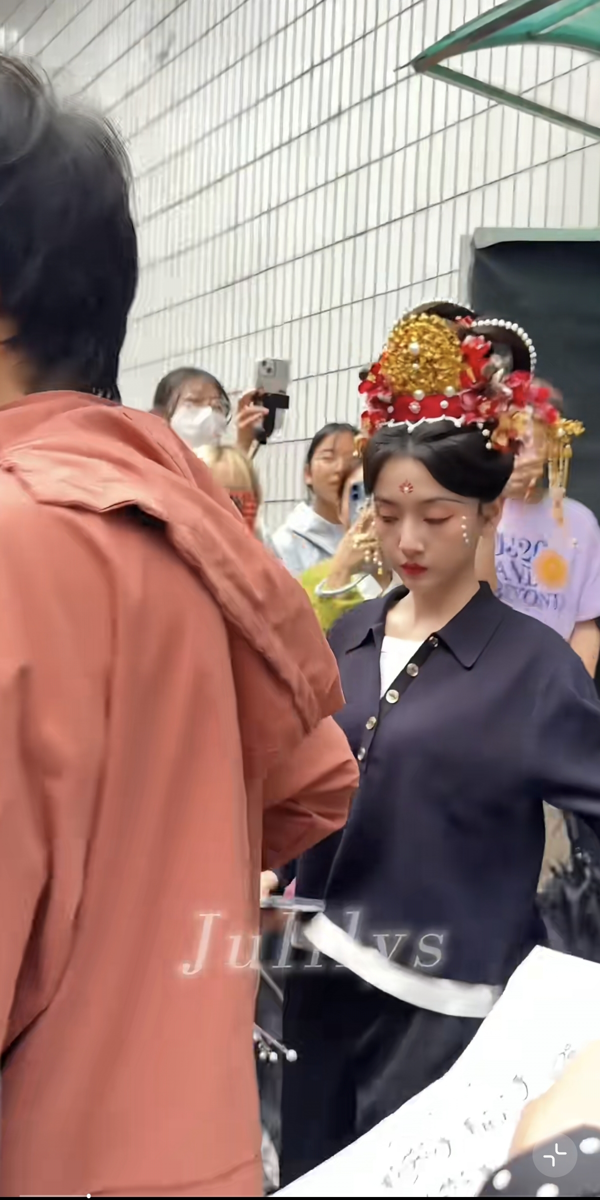 宋祖儿今日拍戏出妆,一袭红色汉服好华丽,真是好美的新娘子呀!