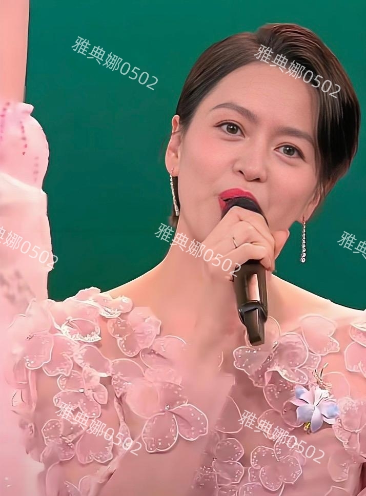 梁咏琪与龙凤胎弟弟过50岁生日，弟弟虽没姐姐年轻但浓眉大眼很帅