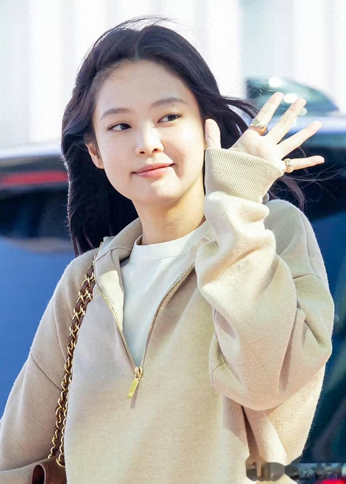 被指傲慢无礼又种族歧视?Jennie巴黎签名态度引争议!粉丝还原真相
