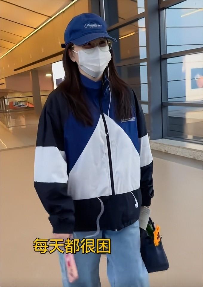 阚清子产后现身机场！手上鸽子蛋大钻戒抢镜，富豪老公拎包似保姆