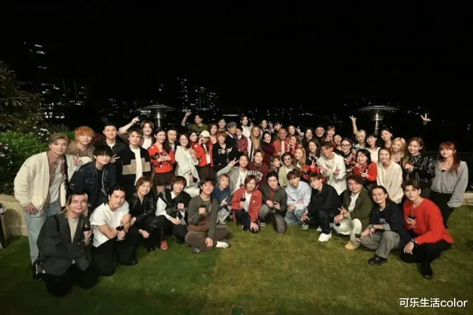 英皇家底咁厚!亿元级制作、全明星阵容,宣传海报一出,网友为认人吵翻天!