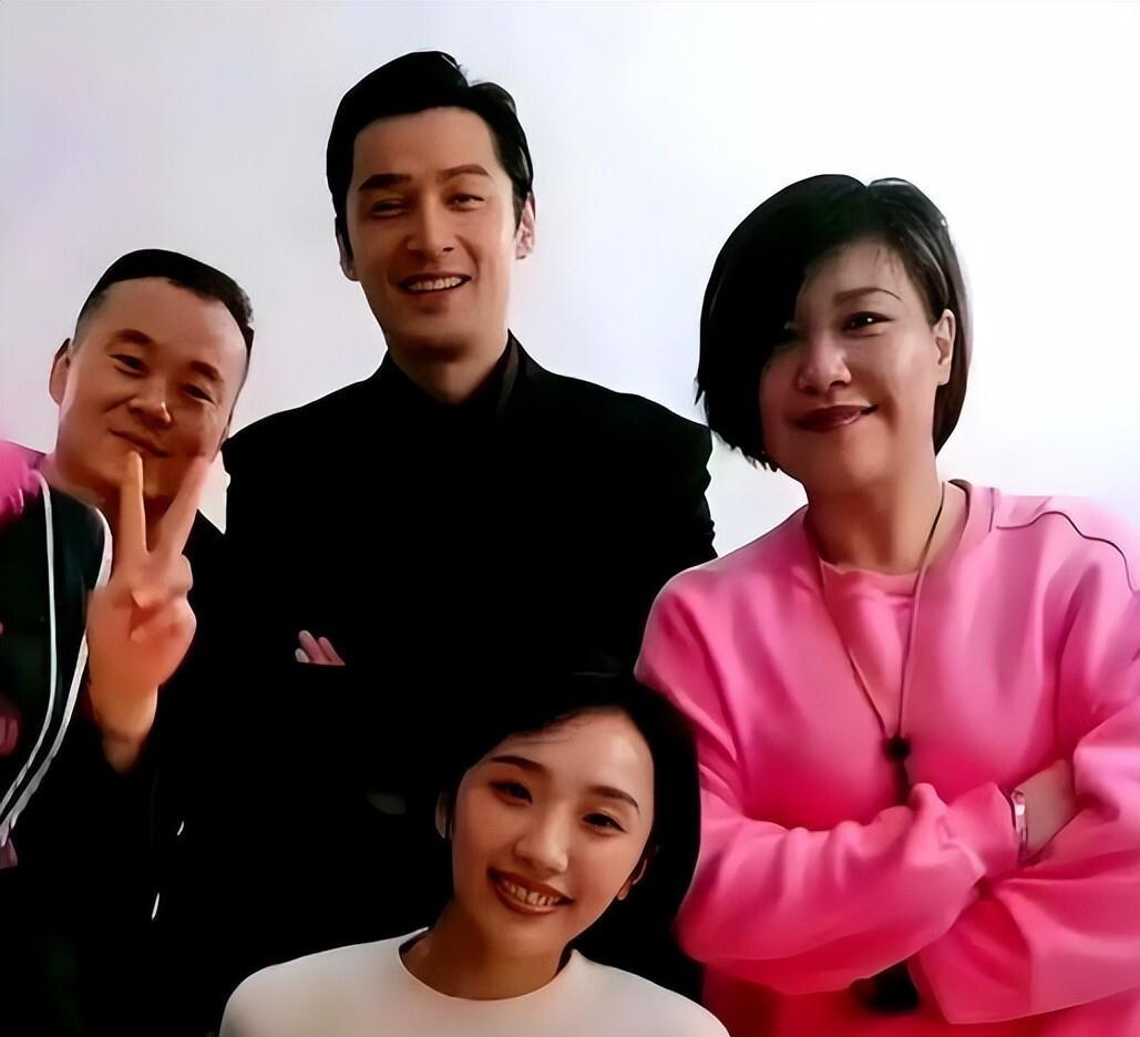 张冕车祸去世后，胡歌承诺照顾她的父母，如今20年过去他做到了吗