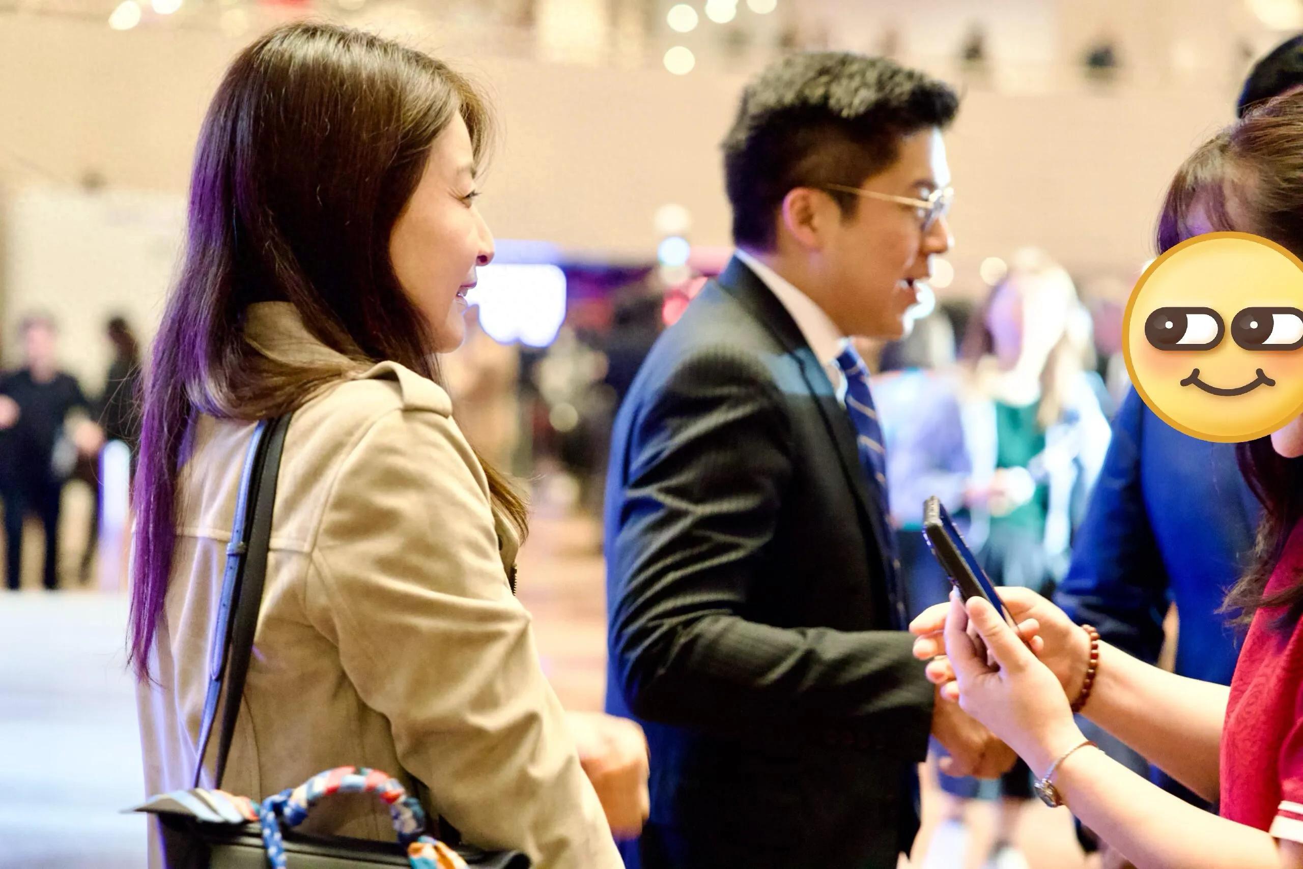 郭晶晶随霍启刚现身香港艺术节，夫唱妇随温柔得体，尽显恩爱幸福