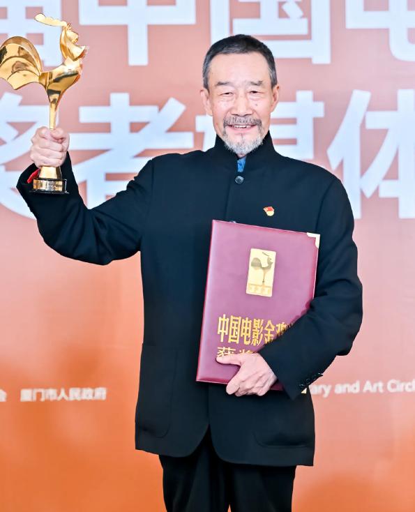 凉了!继瞧不起农民被扒后,闫学晶又被曝身份造假 李雪健不再沉默