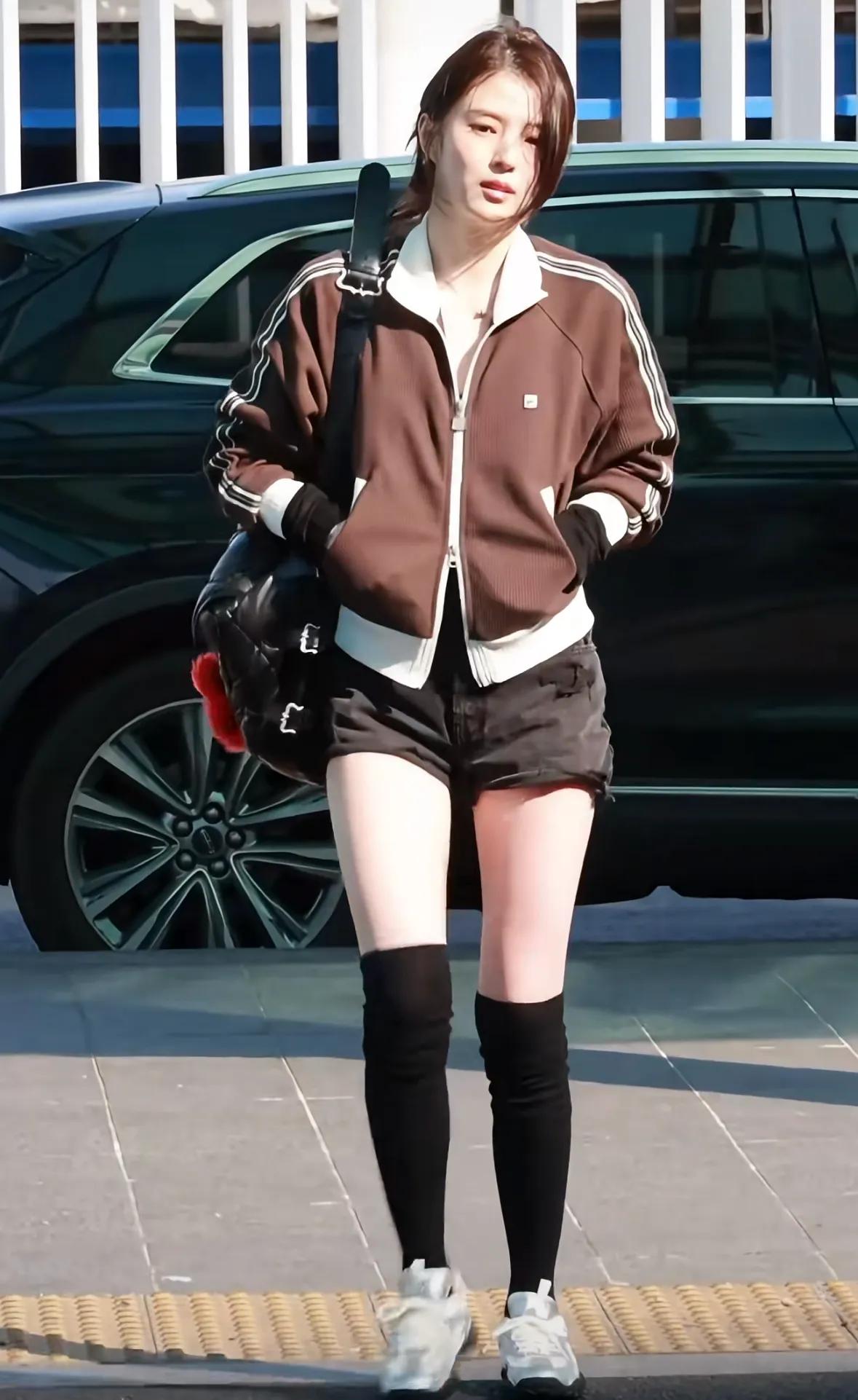 韩素希现身机场，寒风中穿薄外套和短裤，冷的瑟瑟发抖却依然貌美