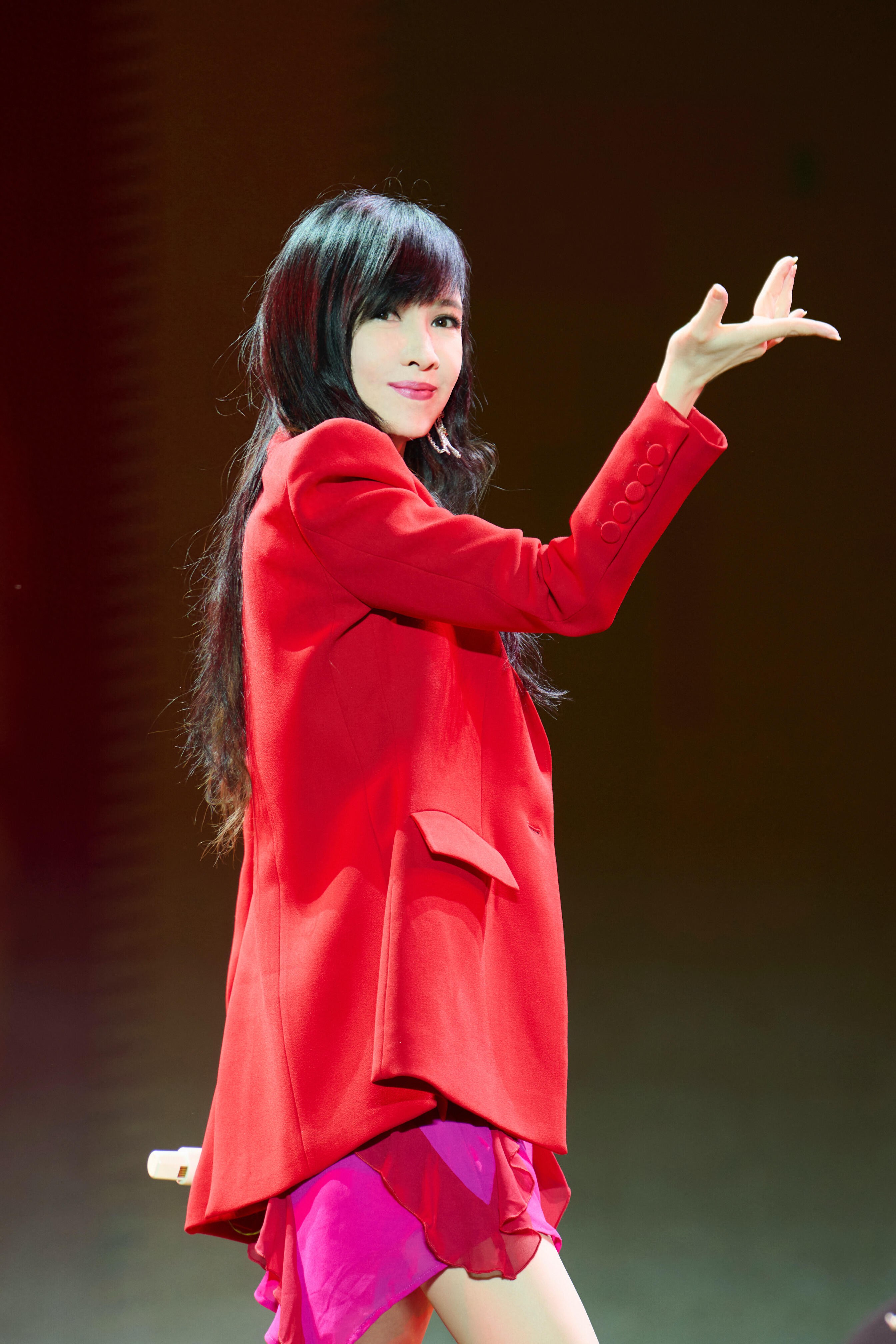周慧敏荆州演唱会舞台风采，保养的真好，还是很嫩