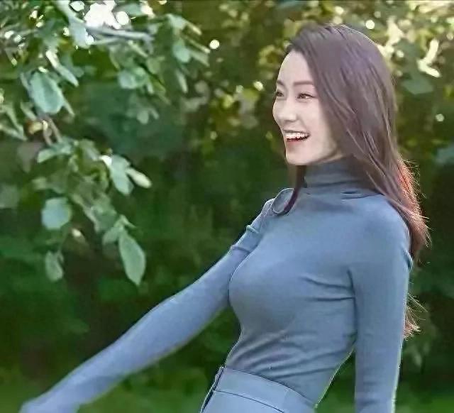 张小斐的身材线条也太优越了吧，紧致又匀称，这状态看了真羡慕 ???