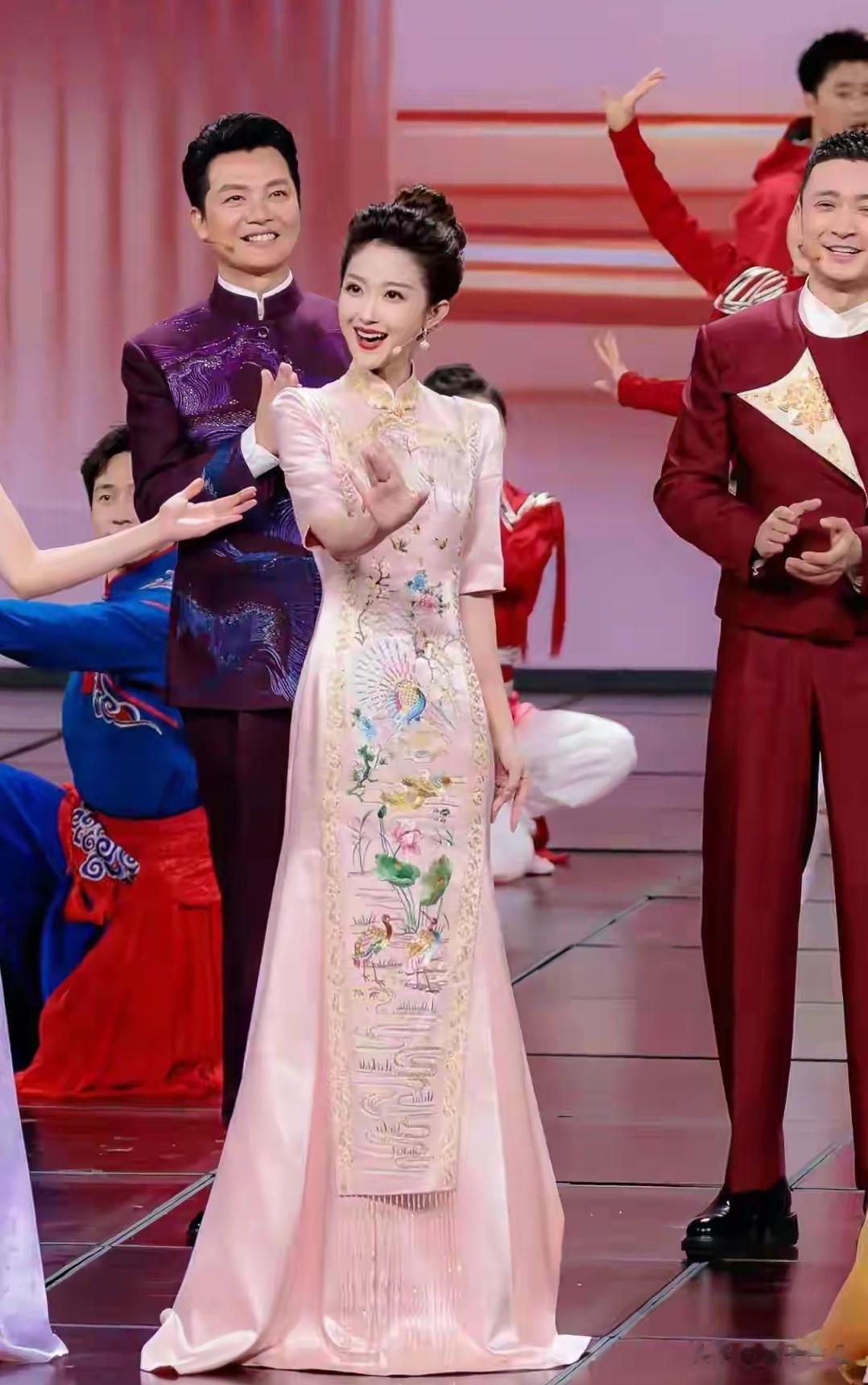 主持人刘心悦在元宵晚会上太美了,粉色旗袍惊艳全场引人注目!