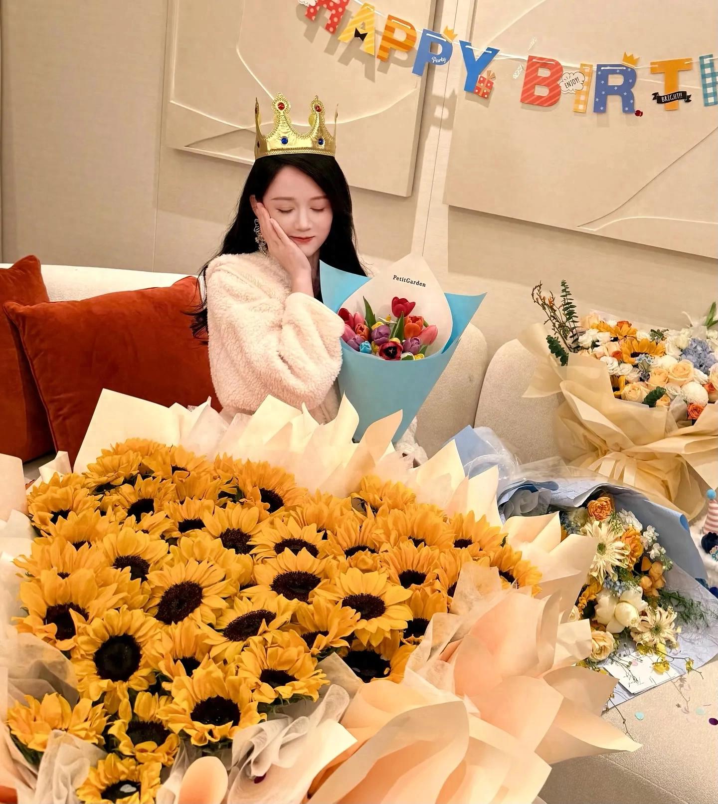 47岁陈乔恩庆生照曝光，满屏鲜花仪式感满满，状态冻龄好似少女