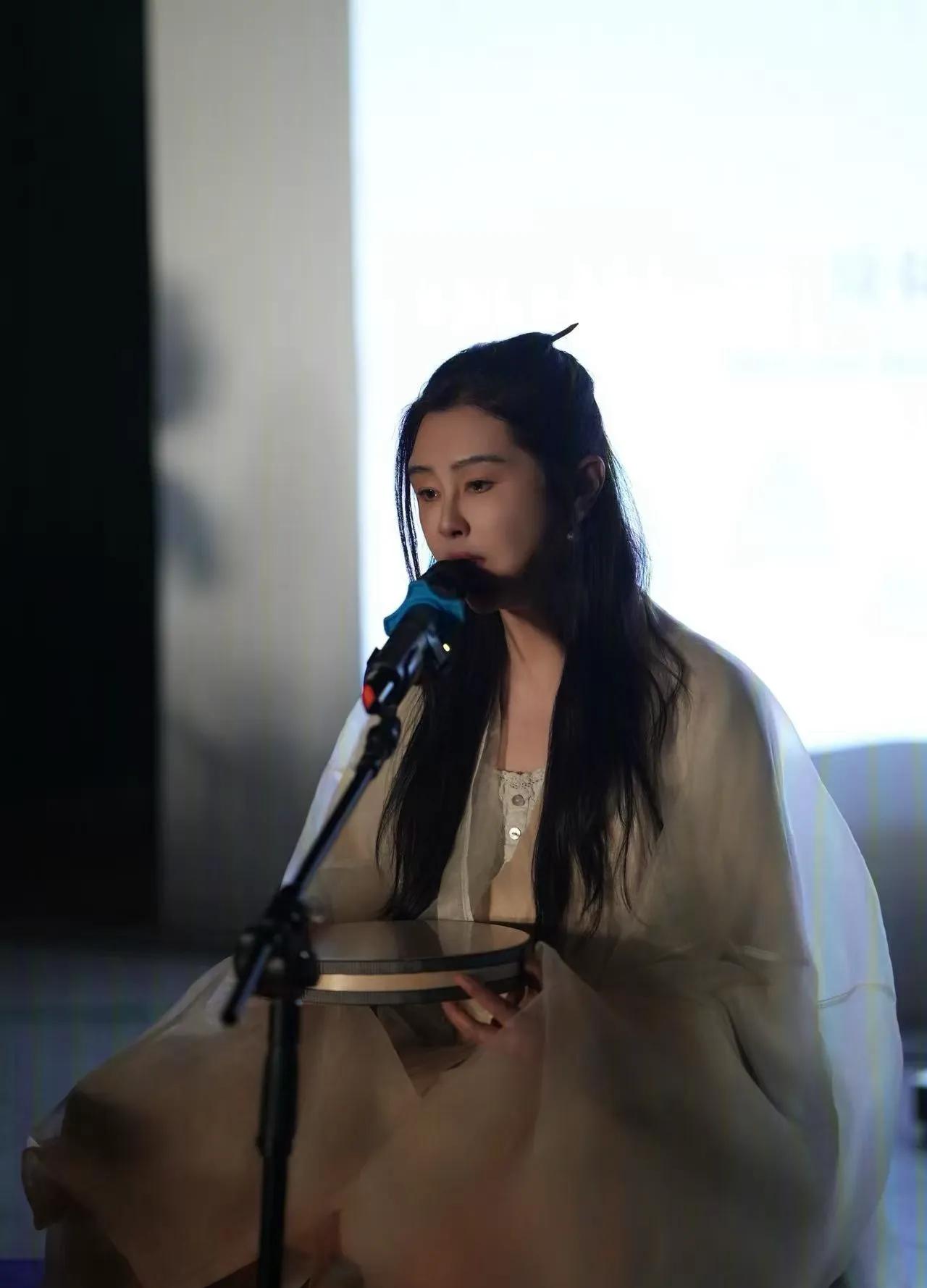 王祖贤参加线下活动，穿古装再现“聂小倩”，气质超群依然很漂亮