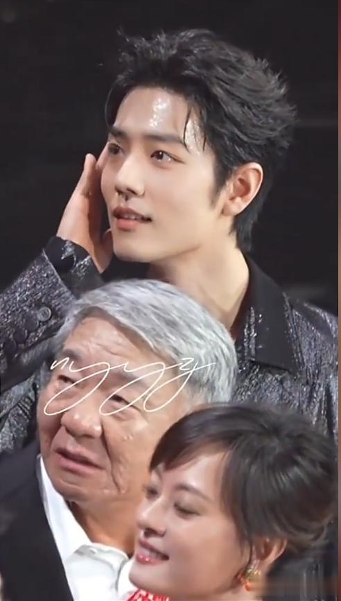 近距离看肖战,喝水嘟嘴卖萌,冷眼周深看白鹿,衣服廉价全是褶子